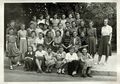 Die Lehrerin Hedwig Steinhäuser (rechts) mit Klasse, ca. 1950