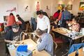 Freiwillige reparieren im Repair-Café defekte Geräte