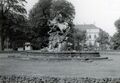 Der Centaurenbrunnen am Bahnhofplatz, im Hintergrund die ehem. Hauptpost, Juli 1967