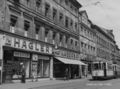 Blick in die Schwabacher Straße, links die Schuhgeschäfte Hager und Pöhlmann, ca. 1955