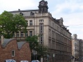Baudenkmal Schwabacher Straße 86, Schulhaus. Im Vordergrund die Shethallen der <!--LINK'" 0:17-->.