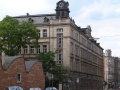 Baudenkmal Schwabacher Straße 86, Schulhaus. Im Vordergrund die Shedhallen der <!--LINK'" 0:289-->.