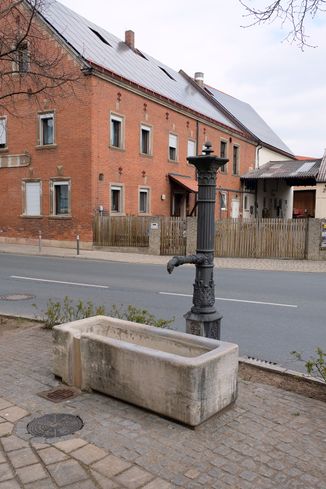 Vacher Wasserbrunnen April 2020 1.jpg