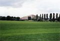 Blick über die Stadelner Panzerstraße zur ehem. Mülldeponie mit Abschluss- und Abdichtarbeiten mit Textilflies und 2,5 m dicken Langenzenner Lehm im Juli 1999