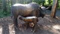 Wiesent mit Kalb aus Bronze im Nürnberger Tiergarten, signiert mit GK, Zustand 2024.