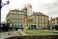 Skulpturen "Mutter mit Kind" und Klangsäule" zum Fürther Skulpturenweg am Bahnhofplatz, Dezember 2000.