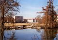 Auslass an der Rednitz für den neuen Rednitzgraben zur Fischwanderung, Januar 2008 – Blick von der Uferpromenade, im Hintergrund Flutbrücke, Hochhaus Cadolzburger Straße 1