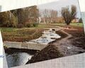 Neues Umgehungsgerinne zur Fischwanderung in der Pegnitz beim Ulmenweg, November 2007 – im Hintergrund Häuserzeile Talblick