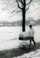 Die neu errichtete Kinderklinik im Hintergrund und der Schlot der Brauerei Berg Bräu vor der Vacher Straße im Wiesengrund, Jan. 1967