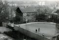 Blick von der ehem. Kinderklinik auf die Wendeschleife in der Jakob-Henle-Straße bzw. auf das Gebäude Jakob-Henle-Straße 38, März 1973