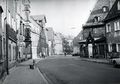 Blick in die Lilienstraße, rechts der Fraveliershof, links die Gaststätte Blaue Grotte, im Hintergrund die Wasserstraße, ca. 1970