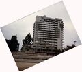 <a class="mw-selflink selflink">Centaurenbrunnen</a> und das Hochhaus <!--LINK'" 0:25--> im September 1985