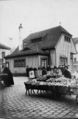 Fischverkaufshalle am Obstmarkt der Deutschen Dampffischerei-Gesellschaft "Nordsee" mit den sog. <!--LINK'" 0:5--> im Hintergrund, ca. 1906