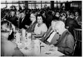 Liesl Kießling und OB Hans Bornkessel (mit Brille) bei einer Veranstaltung in der Kantine des neuen Großversandhauses in Nürnberg