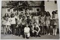 Klassenfoto der 9. Klasse 1973 im Pausenhof der ehem. <!--LINK'" 0:1-->, heute Wohngebiet. Im Hintergrund der Verbindungsbau Schule-Turnhalle und rechts die Turnhalle.