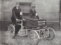 Transportfahrrad der freiwilligen Sanitätskolonne im Innenhof des Rathauses, Königstr. 88/86, Aufnahme um 1907