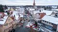 Blick in die Würzburger Straße während der archäologischen Ausgrabungsarbeiten in Burgfarrnbach, Dez. 2023