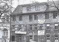 Protestbanner gegen die Abschaffung der Straßenbahn an Hornschuchpromenade 14, 1981