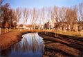 Umgehungsgerinne an der Wolfsgrubermühle/Pegnitz zur Fischwanderung mit Bäumen des neu angelegten <a class="mw-selflink selflink">Jubiläumshains</a>, Dezember 2007