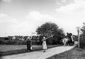 Auf dem Weg zum Heuwenden - im Bild Familie Küttlinger. Rechts im Bild ein Schild mit der Aufschrift: "Juden unerwünscht" Gemeinderat, ca. 1940