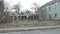 2010: Blick von der <!--LINK'" 0:20--> auf alte Kasernen Gebäude an der nördlichen Seite der <a class="mw-selflink selflink">Monteith Barracks</a>, die längst abgerissen sind.