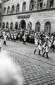 Michaeliskirchweih-Umzug vor der Filiale der Deutschen Bank, ca. 1960