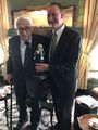 OB <!--LINK'" 0:38--> übergibt <a class="mw-selflink selflink">Henry Kissinger</a> in dessen New Yorker Wohnung am <!--LINK'" 0:39--> <!--LINK'" 0:40--> zum 95. Geburtstag eine Pappmaché Figur von <!--LINK'" 0:41-->