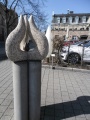 Granitskulptur <i>"Lebendiges"</i> von <!--LINK'" 0:272--> vor dem Sparkassengebäude am <!--LINK'" 0:273-->, im Hintergrund das <!--LINK'" 0:274-->