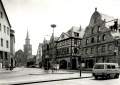 Marktplatz vor der Verkehrsberuhigung, rechts im Bild: Gaststätte „Zum Gold’nen Schwan“