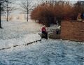 Winterfreuden am <a class="mw-selflink selflink">Stadtparkweiher</a> am 6.1.1979. Im Hintergrund Häuserzeile am <!--LINK'" 0:4--> mit Y-Hochhaus <!--LINK'" 0:5-->.