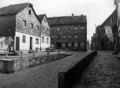 Blick in die Bergstraße - Bildmitte Bergstraße 10, links Bergstraße 18 und 20, davor ein Goggomobil, ca. 1955