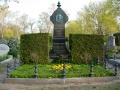 Das Grab von Bürgermeister <!--LINK'" 0:71--> auf dem Fürther Hauptfriedhof, Grabfeld 18, Nr. 11-13