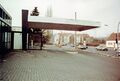 Ehemalige Tankstelle (<!--LINK'" 0:466-->) im Bereich der <!--LINK'" 0:467-->, rechts im Bild <!--LINK'" 0:468-->, im Hintergrund die <!--LINK'" 0:469-->, 1992