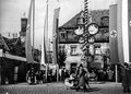 Schausteller auf dem heutigen Dr.-Henry-Kissinger-Platz vor der alten Feuerwache während der Kirchweih, 1937