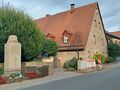 Kriegerdenkmal an der Ronhofer Hauptstraße in <a class="mw-selflink selflink">Ronhof</a> im Jahr 2022