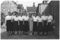 Werkfrauengruppe 1938 im Hof des Verwaltungsgebäudes des Städtischen Betriebsamts, rechts das Elektrizitätswerk, im Hintergrund das  sowie die Türme von  und <a class="mw-selflink selflink">Altem Krankenhaus</a>