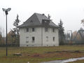 Das Jagdhaus (Hausnummer 3) von Südwesten, im Hintergrund die Kanalbrücke der <!--LINK'" 0:61-->