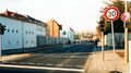 Eröffnung der Nordspange (Kapellenstraße) mit der Blockrandbebauung als künstliche Stadtmauer und Schallschutzmauern, Dez. 1999,