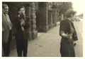 Rainer Appel mit Eltern am großen Tor zur Villa an der <!--LINK'" 0:3-->. Im Hintergrund der Zaun von Nr. 78. Ca. 1955