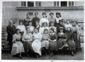 Klasse der Höheren Mädchenschule (späteres Helene-Lange-Gymnasium) im Sommer 1910. Hinterste Reihe, zweite von links: <!--LINK'" 0:34-->.
