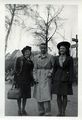 Familie Reichel zum Spaziergang in der Straße An den Gärten / Wiesenstraße. Im Hintergrund ehem. Gebäude aus der Kutzerstraße, ca. 1940