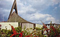 Gesamtansicht der Hl. Dreifaltigkeitskirche in Stadeln, rechts der ehemalige Gemeindesaal