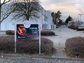 Parkplatz Adler Modemarkt in Poppenreuth mit Werbung für das Restaurant im Unternehmen, März 2021