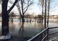 Hochwasser im <!--LINK'" 0:22--> am <!--LINK'" 0:23-->. Blick auf das überschwemmte Gelände des <a class="mw-selflink selflink">Sommerbad Fürth</a> und das erhöht liegende Thermalbad <!--LINK'" 0:24--> im Januar 1987