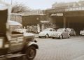 Schwabacher Str. mit Bahnunterführung. Zu erkennen ist noch der zwischen Bahngleisen und  zum Bahnhof führende Fußweg samt Postberg-Kiosk