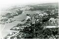 Luftaufnahme aus dem Stadtwesten - rechts im Bild das Klinikum Fürth und die Berg Bräu - im Vordergrund die Vacher Straße, in der Bildmitte die Billinganlage und links die Foerstermühle, ca. 1954