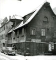 Foto vom Gänsberg - hier Ecke Geleitsgasse/ Bergstraße 4 (mit Nebengebäude). Im Bild: Lebensmittel Mina Danzer. Aufnahme: ca. 1960