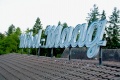 Schriftzug und Werbebanner am ehem. Möbel-Maag in Dambach