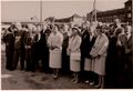 Liesl Kießling, Grete Schickedanz, Madeleine Schickedanz (v.l.n.r.) in Nürnberg auf dem Areal des neuen Großversandhauses. Im Hintergrund die Häuser Wandererstr. 29 - 55