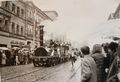 Bahnjubiläum 125 Jahre Eisenbahn. Fahrt des Adlernachbaus auf den <!--LINK'" 0:16--> am 7.12.1960 in der Bahnhofstraße. Im Hintergrund ist das <!--LINK'" 0:17--> erkennbar.